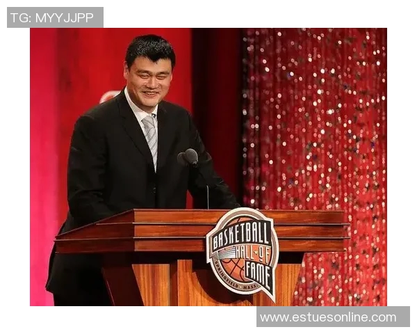 姚明在NBA赛场崭露头角引发篮球界热议的辉煌时刻