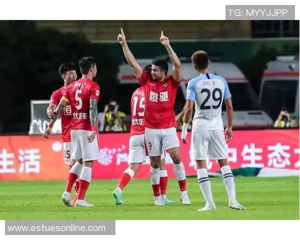 恒大主场大败，连续三场失利引发球迷不满和高层担忧